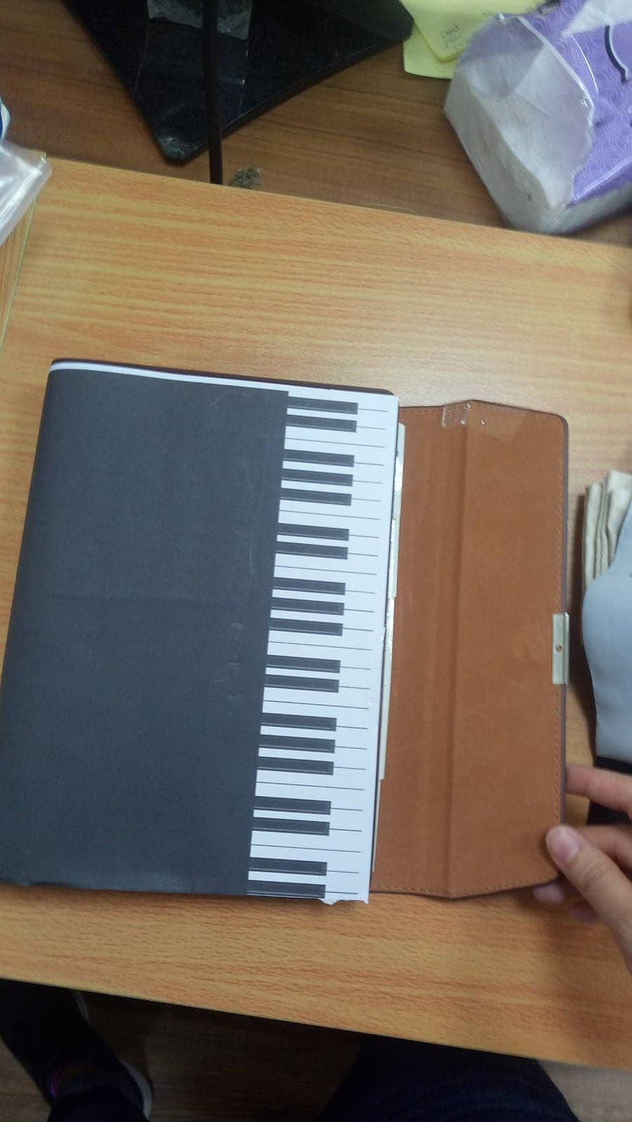 書口印滿鋼琴鍵盤的紀念筆記本攤開